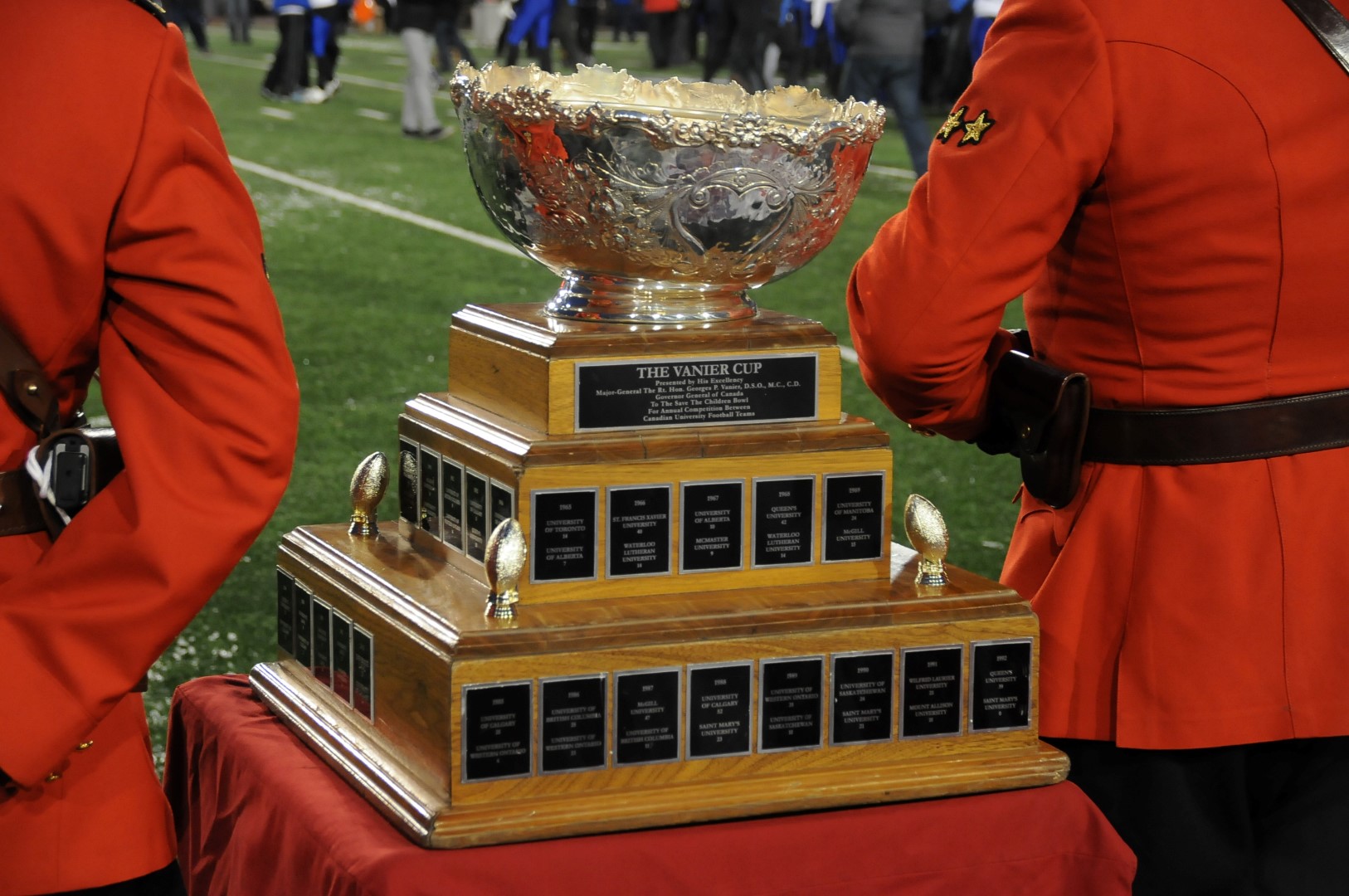 Trois anciens des Nordiques soulèvent la Coupe Vanier L'Écho de la