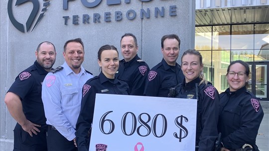 Les policiers de Terrebonne récoltent plus de 6 000 $ pour le cancer du sein