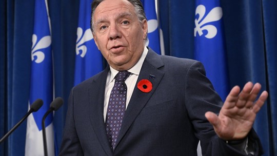 François Legault se dit prêt à suspendre les droits des nouveaux médecins