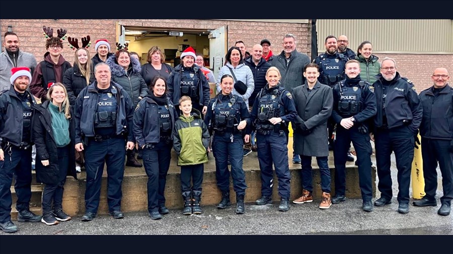 Les policiers de Terrebonne distribuent des paniers de Noël 