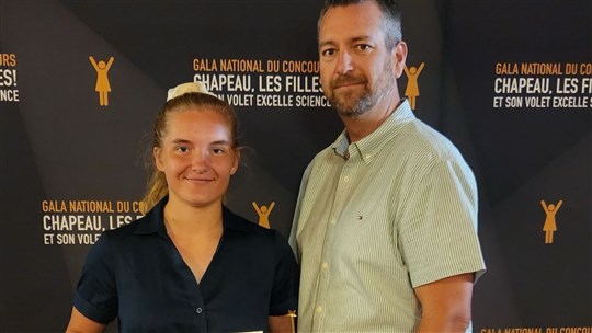 Alyson Briand remporte un prix au concours Chapeau, les Filles ! 