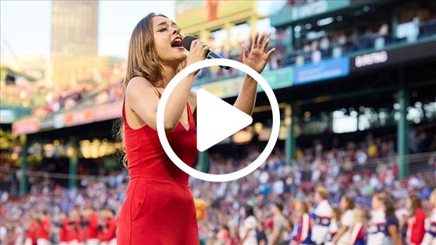 Une jeune chanteuse québécoise chante les hymnes nationaux au Fenway Park